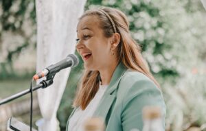 Jennifer Bär - Freie Traurednerin für romantische und elegante Hochzeiten in Potsdam und Umgebung